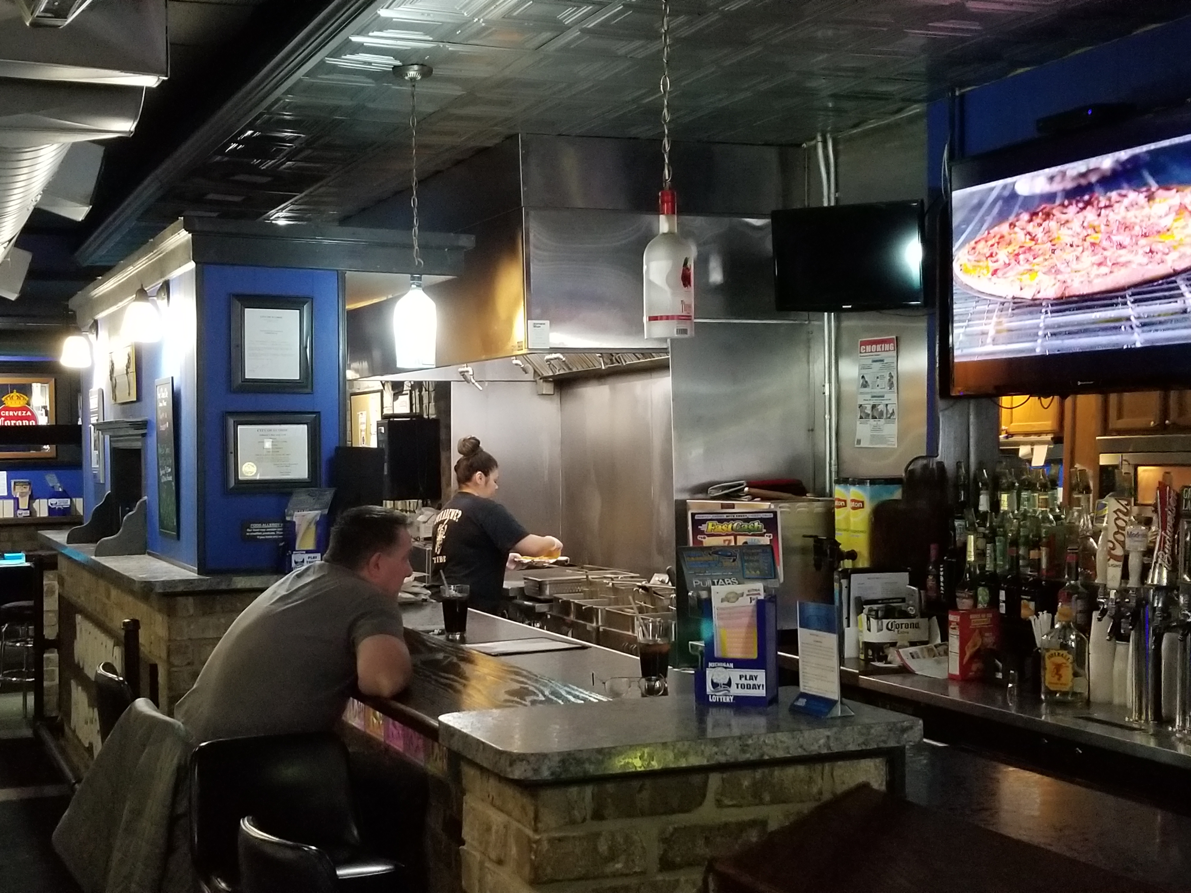 DJ eatting Mexican and looking at a Pizza on TV ?